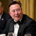 Elon Musk s'invite à la table de Trump à Mar-a-Lago, éclipsant Jeff Bezos et qualifiant l'événement de « dérangé »